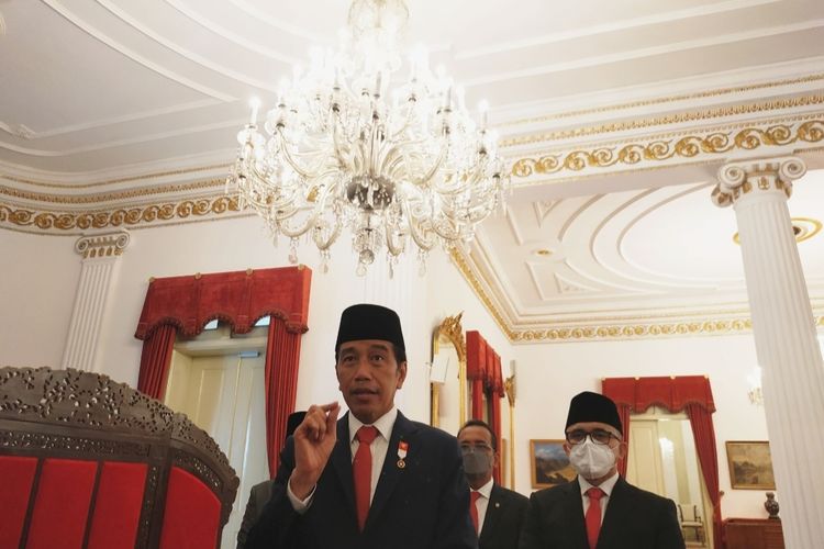 Presiden Joko Widodo memberikan keterangan pers usai melantik Abdullah Azwar Anas sebagai Menpan RB, di Istana Negara, Rabu (7/9/2022).
