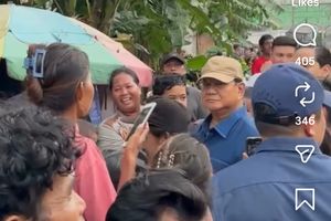 Saat Prabowo Blusukan ke Rumah Warga di Pinggir Rel Kereta Api