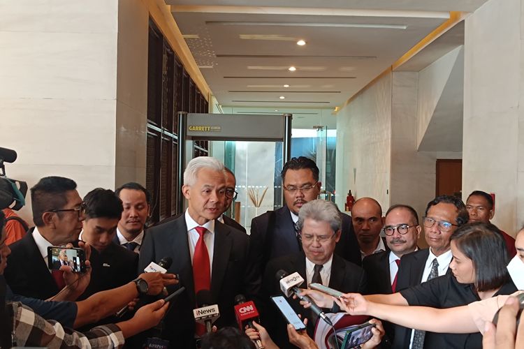 Pasangan calon presiden dan wakil presiden nomor urut 3 Ganjar Pranowo-Mahfud MD sebelum bergerak menuju gedung Mahkamah Konstitusi (MK), saat melayani doorstop awak media di Hotel Mandarin, Jakarta, Rabu (27/3/2024).