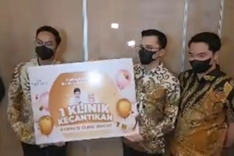 Tangkapan layar video saat dokter Oky Pratama membawa kado pernikahan secara simbolis, satu unit klinik kecantikan senilai Rp10 miliar untuk Ria Ricis.