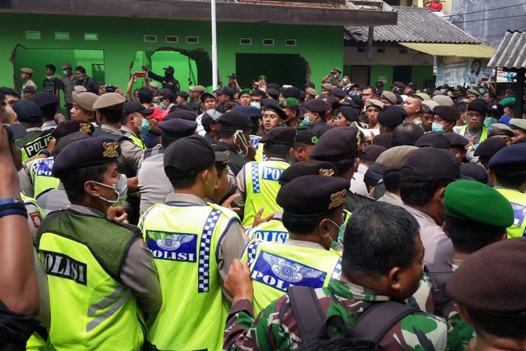 Kericuhan antara pedagang dan petugas keamanan di lokasi pembongkaran Pasar Merjosari, Kota Malang, Kamis (6/4/2017)