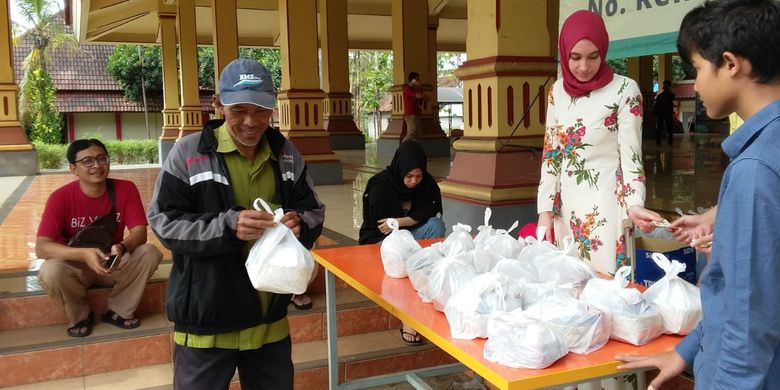 Pembagian hewan kurban di lingkungan sekolah Semesta Bilingual School Semarang menyambut Idul Adha 2019 (11/8/2019).