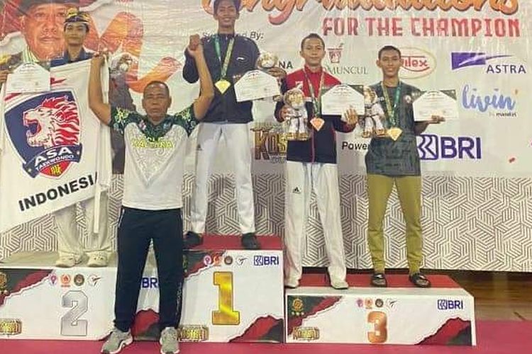 RAIH MEDALI: Saboemnim Yudi Candra bersama atlet Taekwondo Nunukan melakukan selebrasi di atas panggung Pangkostrad Cup 2024 di Jakarta. Atlet Taekwondo Nunukan meraih 5 medali emas pad kejuaraan ini.
