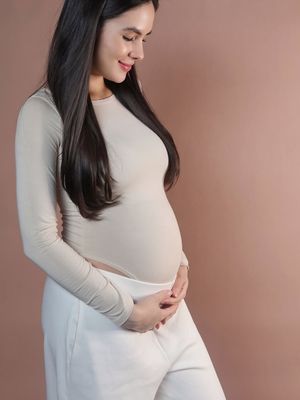 Steffi Zamora umumkan kehamilan pertama lewat Instagram. Ia tampil serasi dengan Nino Fernández dalam potret maternity bernuansa minimalis.