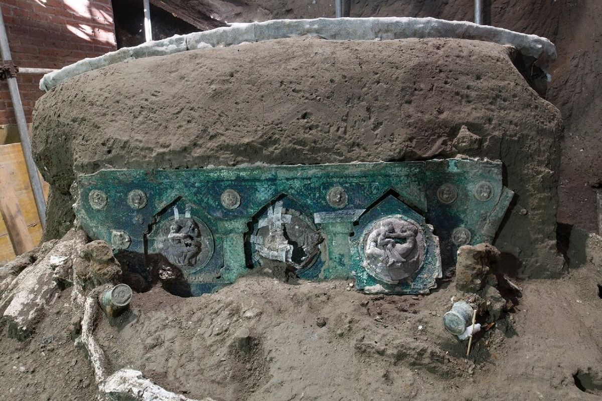 Kereta kuda yang ditemukan oleh arkeolog di Pompeii. Arkeolog menyebut jika kereta bukan digunakan untuk sehari-hari tetapi keperluan upacara khusus.
