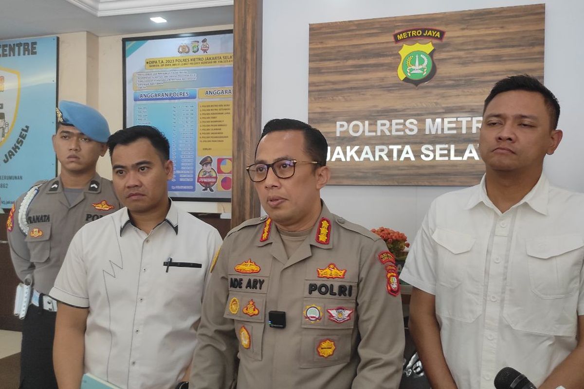 Kapolres Metro Jakarta Selatan Kombes (Pol) Ade Ary Syam saat berbicara di depan awak media, Senin (13/2/2023) 