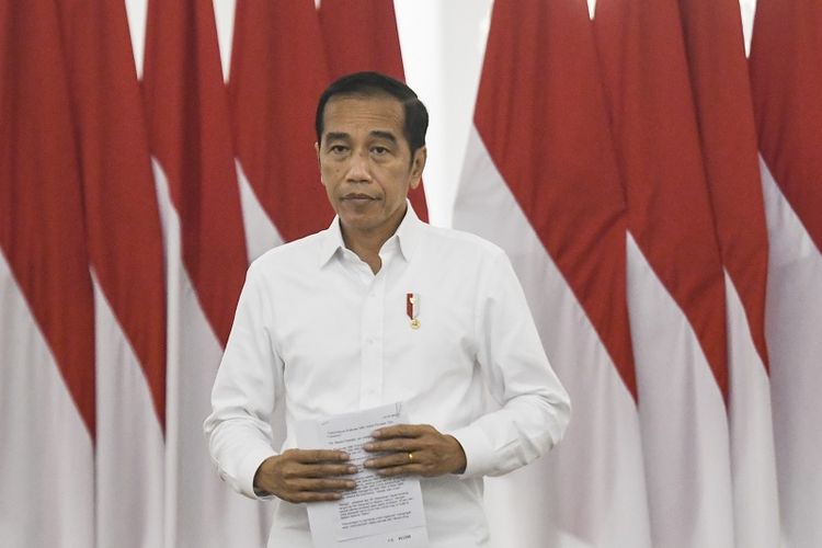 Presiden Joko Widodo bersiap memberikan keterangan pers terkait COVID-19 di Istana Bogor, Jawa Barat, Senin (16/3/2020). Presiden Joko Widodo meminta kepada kepala pemerintah daerah untuk berkomunikasi kepada pemerintah pusat seperti Satgas  COVID-19 dan Kementerian dalam membuat kebijakan besar terkait penanganan COVID-19, dan ditegaskan kebijakan lockdown tidak boleh dilakukan  pemerintah daerah. ANTARA FOTO/Hafidz Mubarak A/ama.