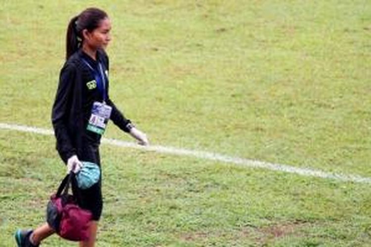 Adinda Pricilla saat menghampiri pemain Persipasi Bandung Raya (PBR) di laga menghadapi Sriwijaya FC di Stadion Kanjuruhan, Malang, Sabtu (28/11/2015).