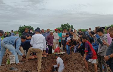 Suasana pemakaman Sony Rizal Taihitu di TPU Mangunjaya, Tambun Selatan, Kabupaten Bekasi, Selasa (24/1/2023). Sony merupakan korban pembunuhan yang terjadi di wilayah Cimanggis, Depok, pada Senin (23/1/2023) kemarin.