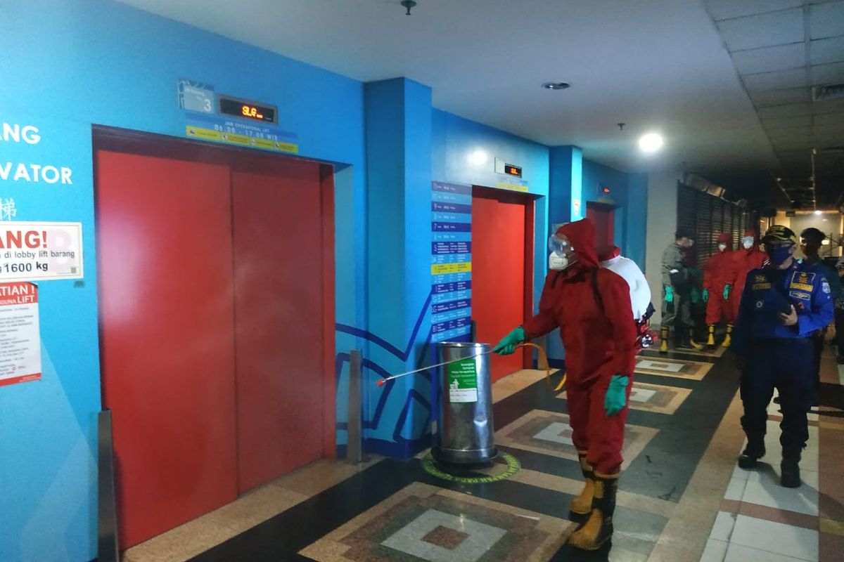 Petugas pemadam kebakaran menyemprotkan cairan disinfektan di dalam gedung Pasar Tanah Abang, Jakarta Pusat, Kamis (4/6/2020)