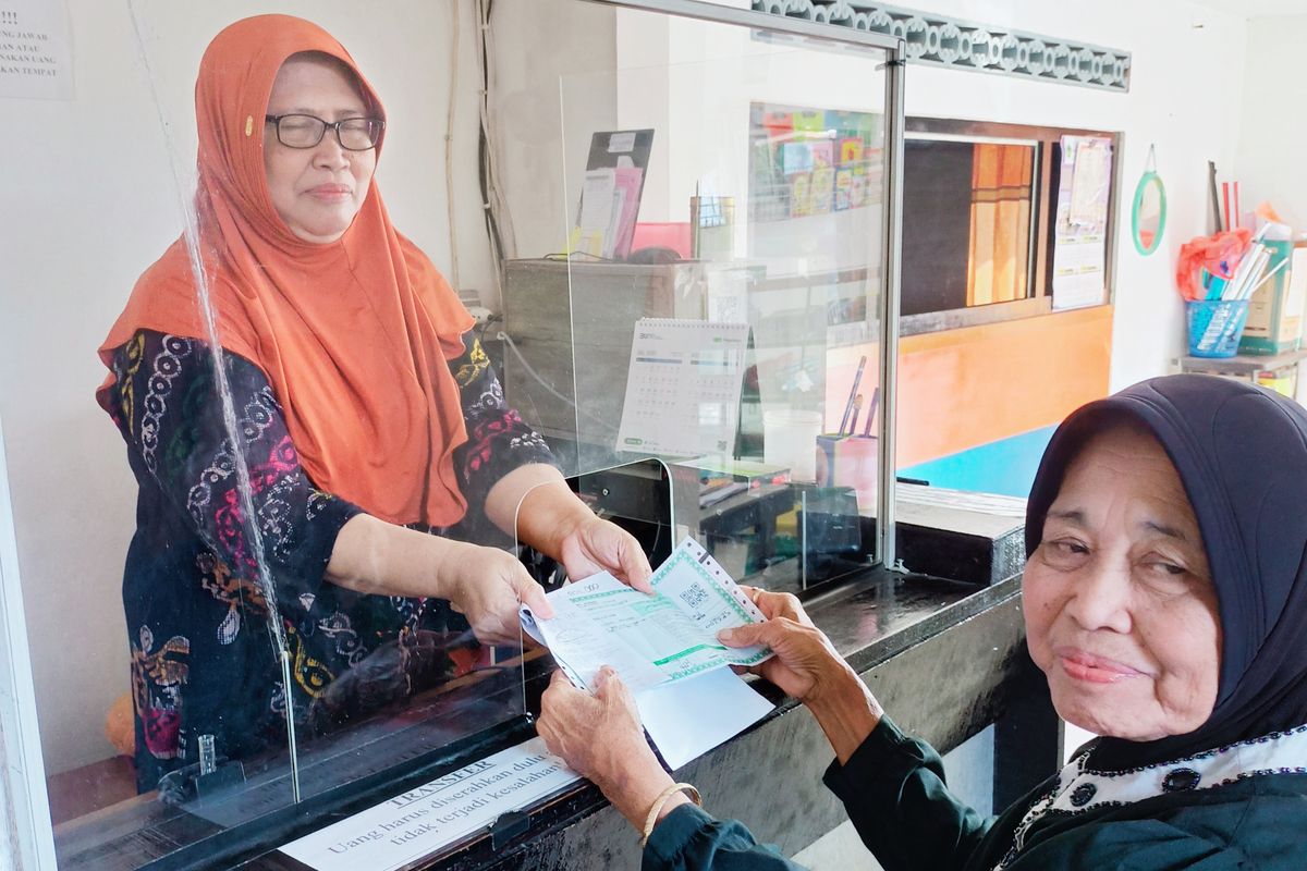 Agen Pegadaian Inayah melayani nasabah bernama Tuminem.