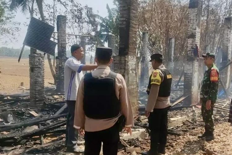Kandang ayam yang terbakar di Kecamatan Sukoharjo, Kabupaten Pringsewu, Lampung, Minggu (22/10/2023) pagi.
