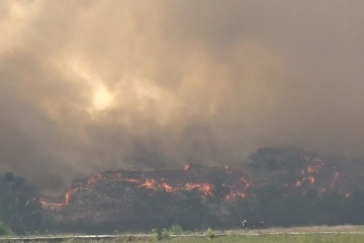 Kebakaran melanda tempat pembuangan akhir (TPA) Jalupang di Kecamatan Kotabaru, Karawang, Jawa Barat, Sabtu (28/10/2023).
