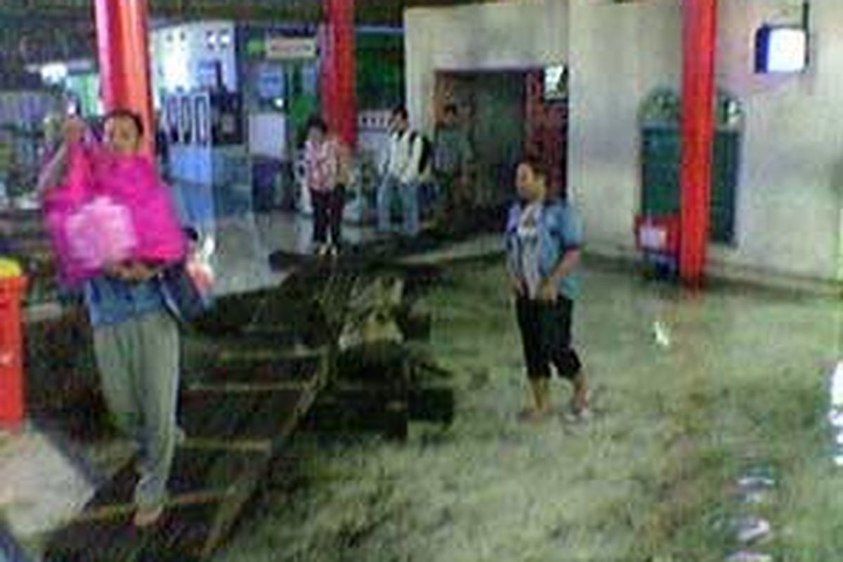 Stasiun KA Tawang, Semarang, dilanda banjir, Minggu (23/11) pagi. 