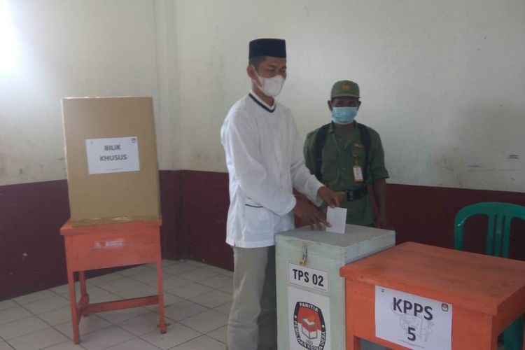 Aan sedang memasukkan surat suara di TPS 02, Desa Kertaharja, Kecamatan Cijeungjing, Kabupaten Ciamis, Minggu (27/3/2022).