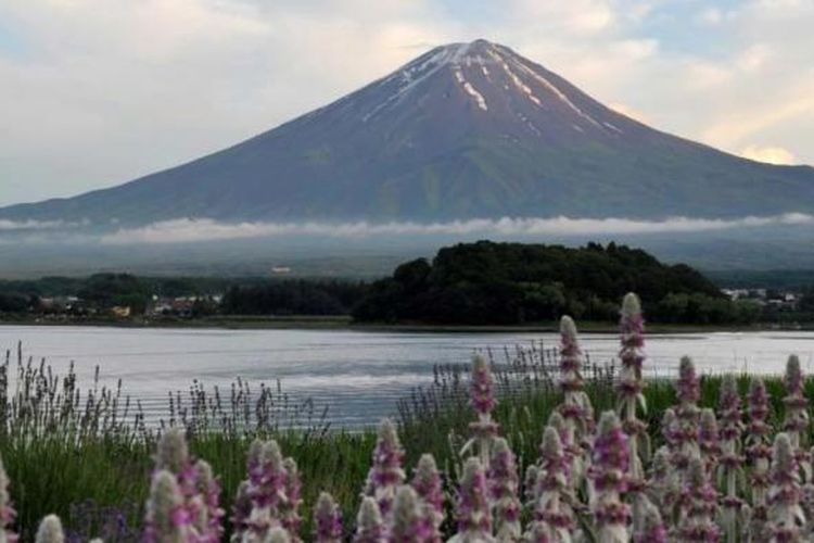 Gunung Fuji, gunung tertinggi di Jepang (3.776 m) dan Danau Kawaguchi di Fujikawaguchiko,  selatan prefektur Yamanashi, 16 Juni 2013. Komite Warisan Dunia UNESCO, 16 Juni memutuskan kawasan Gunung Fuji masuk dalam Warisan Dunia alam dan budaya global.