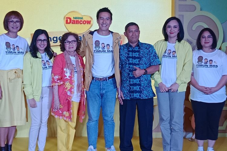 Psikokog klinis Ratih Ibrahim, Brand Manager Dancow Advanced Excelnutri+ Lydia Sahertian, Peneliti dan Pakar sastra anak Indonesia Murti Bunanta, CEO Damn! I Love Indonesia Daniel Mananta, serta Asdep Pemenuhan Hak Anak Atas Kesehatan dan Kesejahteraan KPPPA Hendra Jamal (paling kiri ke kanan) pada peluncuran Dongeng Aku Dan Kau untuk Anak Unggul Indonesia di kawasan Kebayoran Baru, Kamis (18/7/2019).
