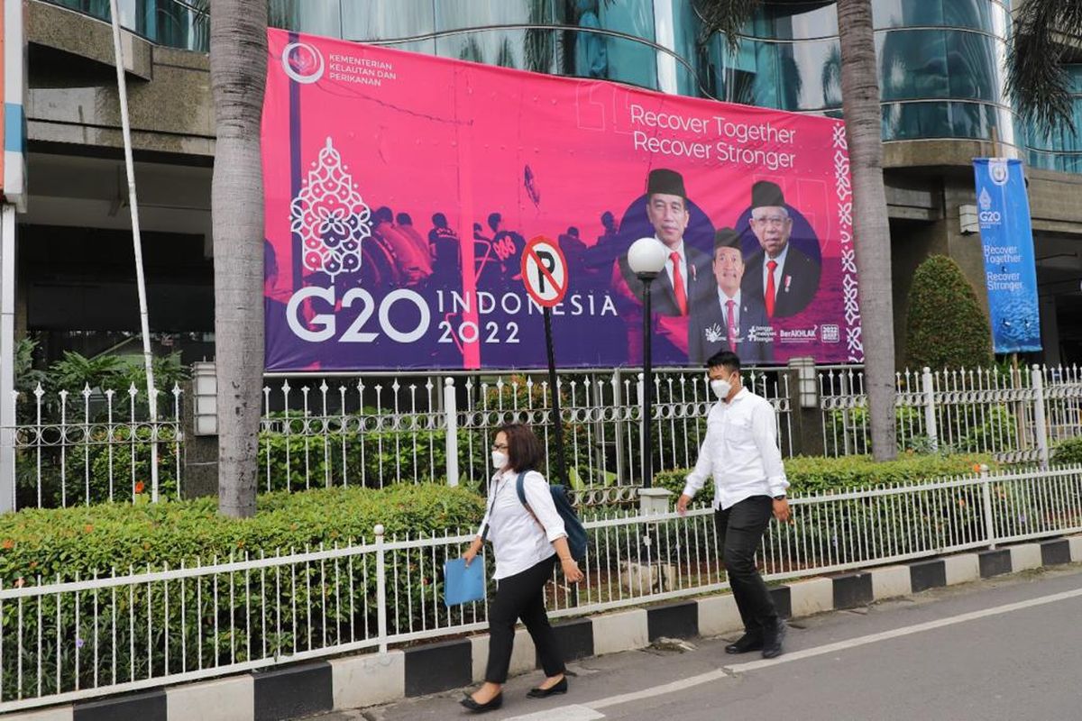 Sejumlah ASN KKP melintasi poster dukungan kementerian tersebut dalam rangka menyambut perhelatan G20 yang puncak acara Leaders' Summit di Bali pada bulan Oktober mendatang.


Dalam rangka mendukung Presidensi G20 Indonesia 2022, Kementerian Kelautan dan Perikanan (Kementerian KP) mengusung kesehatan laut dan perikanan berkelanjutan.
