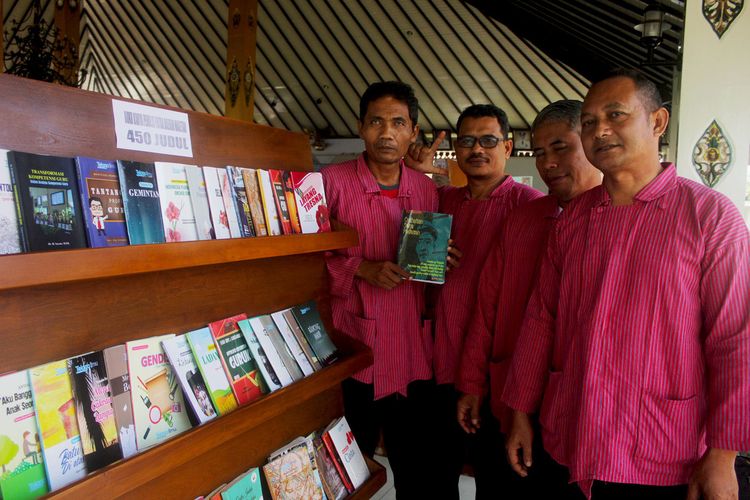 Salah satu pameran buku yang diselenggarakan Komunitas Hujan Buku Kabupaten Magetan. Melalaui kerja gila Komunitas Hujan Buku, penulsi di Kabupaten Magetan berhasil menerbitkan 450 judul buku dari target 1.000 buku tahun ini.