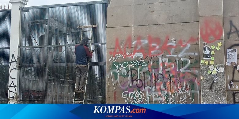 Gerbang DPR yang Jebol Diperbaiki, Brimob dan TNI Masih Siaga