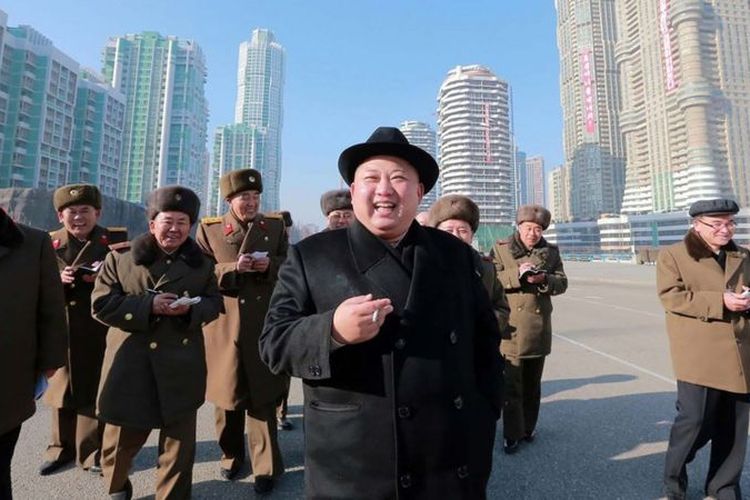 Pemimpin Korea Utara Kim Jong Un sering terlihat sedang merokok.