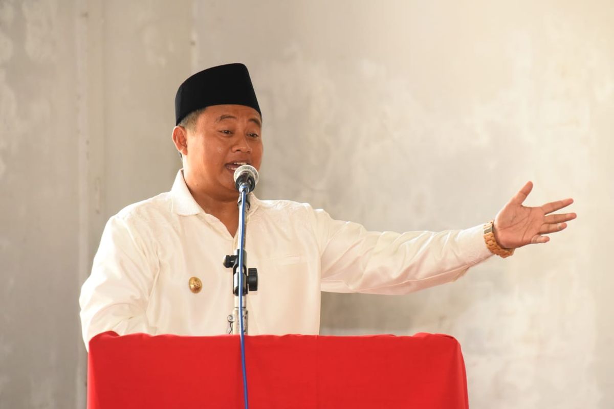 Wakil Gubernur Jawa Barat (Jabar) Uu Ruzhanul Ulum mengikuti kegiatan Ngobrol Pimaslahateun untuk Desa (Ngopi Desa) di Gedung Dakwah Kecamatan Cibalong, Kabupaten Tasikmalaya, Senin (28/10/19).