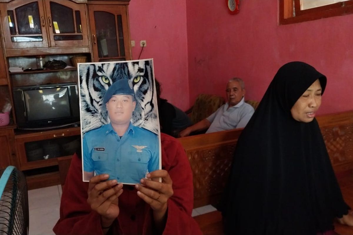 Keluarga Rizal Sampurna, korban TPPO di Kamboja asal Banyuwangi menanti kedatangan jasad Rizal di rumah mereka, Selasa (15/4/2025).