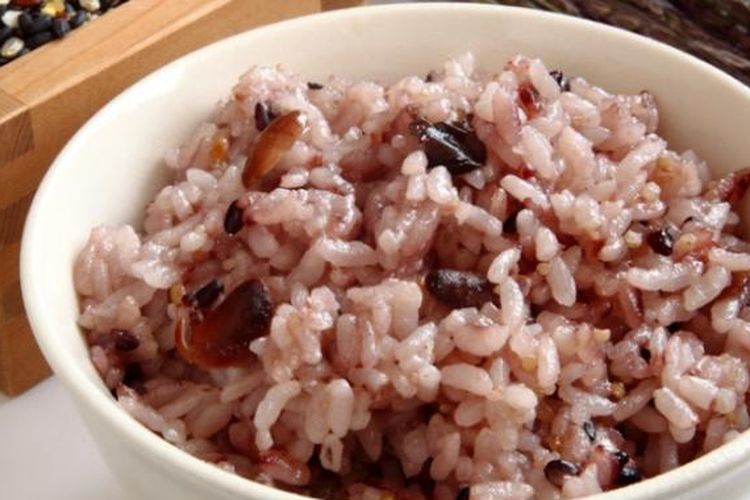 Ilustrasi nasi merah. Banyak makanan tinggi kalori yang tetap baik untuk kesehata. Contoh, nasi merah, aneka kacang, dan ikan.