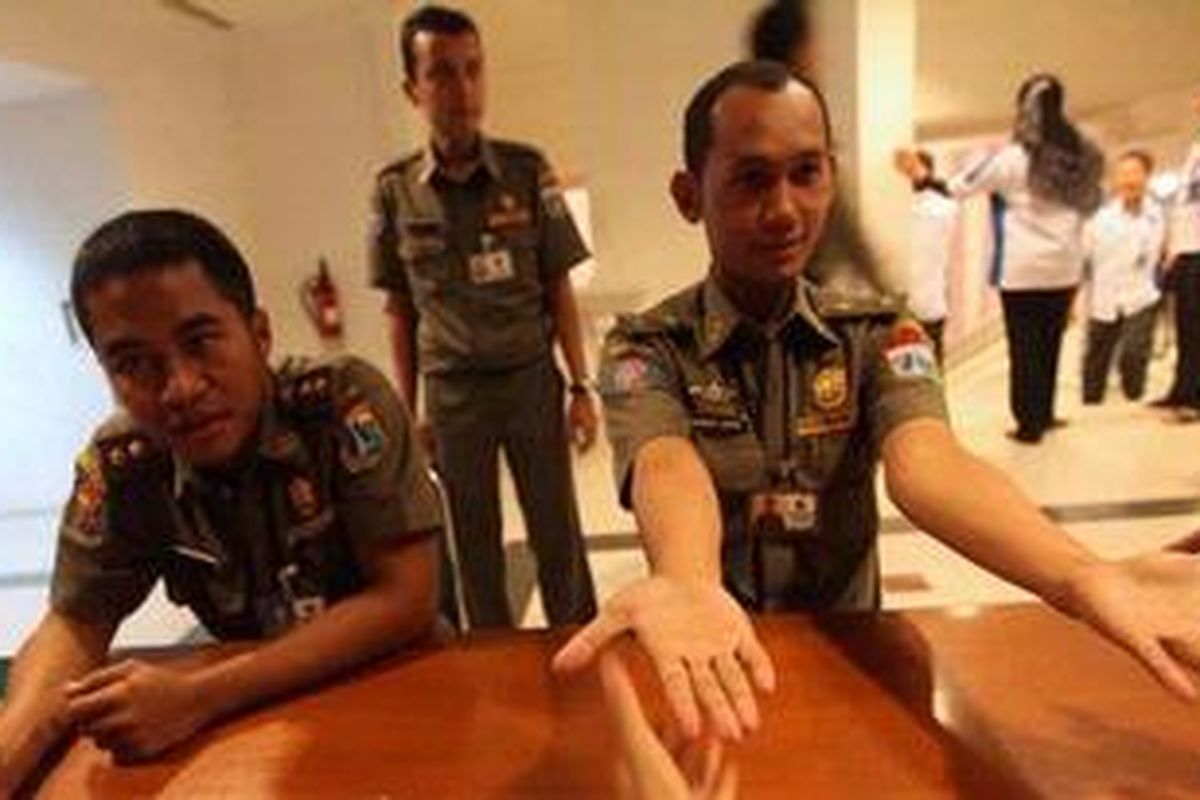 Petugas Satpol PP yang bertugas di lingkungan Pemprov DKI Jakarta mengikuti tes fisik sebelum melaksanakan tes urine yang dilakukan oleh  Badan Narkotika Nasional Provinsi DKI Jakarta  di Balai Agung, Balaikota Jakarta, Senin (10/12/2012). Pemeriksaan yang dilakukan terhadap sekitar 300 Satpol PP  itu untuk mencegah dan membersihkan pemprov DKI Jakarta dari penyalahgunaan Narkoba.  