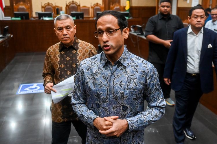 Terdakwa kasus dugaan korupsi dalam digitalisasi pendidikan pengadaan laptop Chromebook Nadiem Makarim (tengah) bersiap meninggalkan ruangan usai mengikuti sidang lanjutan dengan agenda putusan sela di Pengadilan Tipikor, Jakarta, Senin (12/1/2026). Majelis Hakim menolak nota keberatan alias eksepsi Nadiem Makarim terkait kasus dugaan korupsi program digitalisasi pendidikan berupa pengadaan laptop Chromebook dan Chrome Device Management (CDM) di lingkungan Kemendikbudristek pada tahun 2019-2022. ANTARA FOTO/Rivan Awal Lingga/nz 