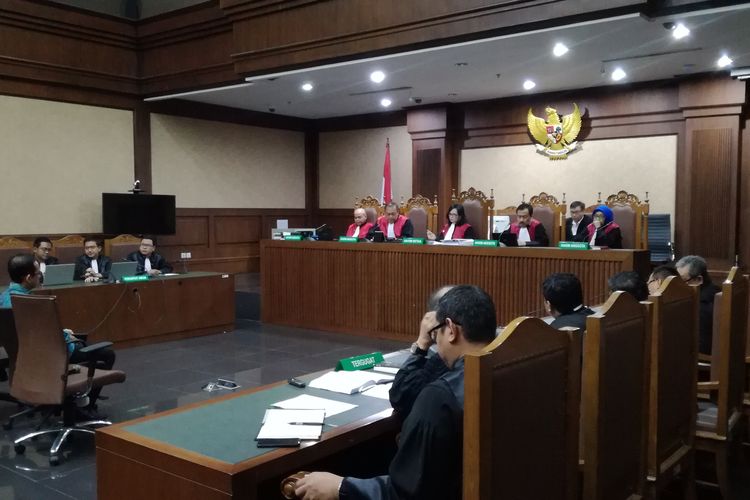 Majelis hakim pada Pengadilan Tindak Pidana Korupsi (Tipikor) Jakarta menolak nota keberatan atau eksepsi yang diajukan tim penasihat hukum adik mantan Gubernur Banten Ratu Atut Chosiyah, Tubagus Chaeri Wardana alias Wawan yang dipimpin Maqdir Ismail.