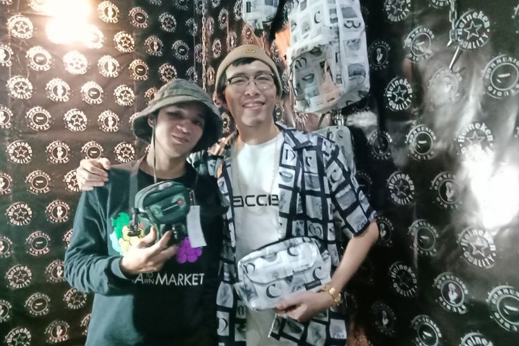 Owner dari CMMN Dr. Tirta Mandira Hudhi (kiri) bersama desainer CMMN Putra Pamungkas di acara Urban Sneaker Society (USS) Live di Plaza Indonesia, Sabtu (7/4/2018). 