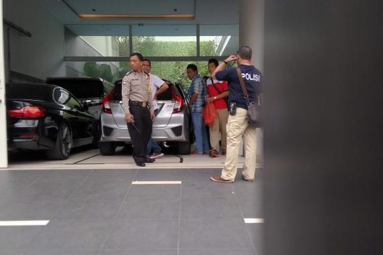 Suasana di garasi rumah milik Dodi Triono (59), salah satu korban tewas atas perampokan di Pulomas, Jakarta Timur, Jumat (6/1/2017).