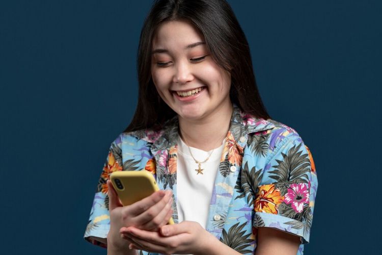 Remaja kini lebih nyaman curhat ke chatbot daripada ke orang tua. Psikolog ungkap alasan dan dampaknya bagi kesehatan mental  terlalu bergantung AI.