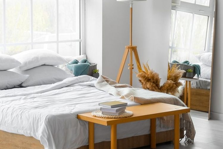 Ilustrasi cermin di kamar tidur. 