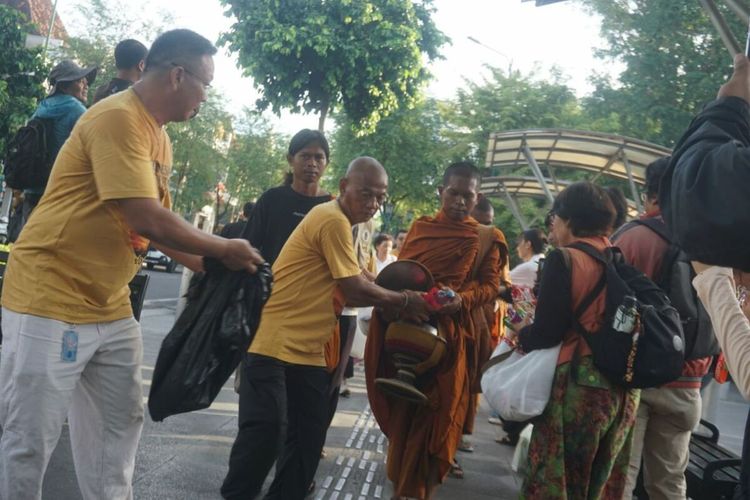 Bhikkhu IWFP Laksanakan Pindapata di Malioboro, Warga Yogyakarta Antusias Berikan Makanan