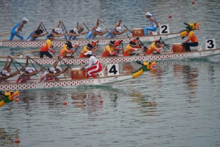 Tim putri Indonesia berlaga dalan final perahu naga 200 meter cabang kano Asian Games 2018 di Danau Jakabaring, Palembang, Sumatera Selatan, Sabtu (25/8/2018).  - KOMPAS/HENDRA AGUS SETYAWAN