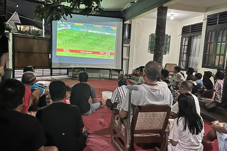 Warga Candisari, Semarang, menonton bersama laga final leg 1 Piala AFF 2020 Indonesia vs Thailand, Rabu (29/12/2021) malam WIB di salah satu rumah warga.