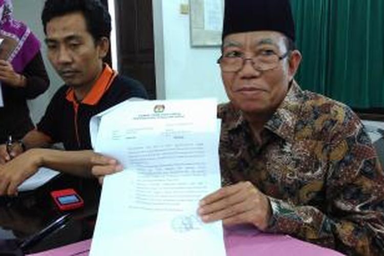 Ketua KPU Kota Mataram Ainul Asikin menunjukkan surat keputusan KPU RI.