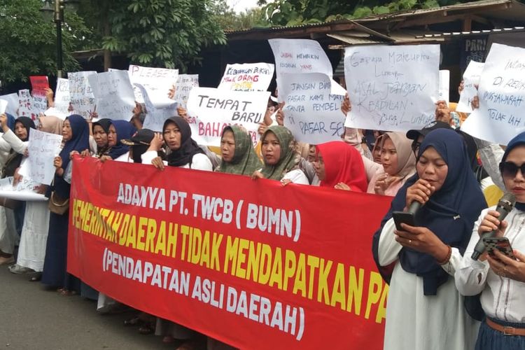 Pedagang berunjuk rasa soal penolakan relokasi ke Kampung Seni Borobudur, Sabtu (3/2/2024).