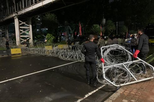 Massa Aksi Demo Bubar, Jalan Medan Merdeka Barat Sudah Bisa Dilintasi Kendaraan