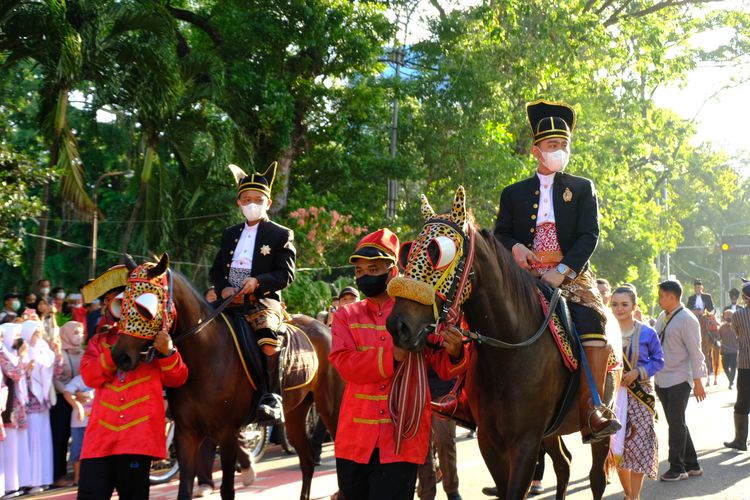 Gibran Rakabuming Raka (kanan) tengah berkuda bersama Menteri Investasi/ Kepala BKPM Bahlil Lahadalia (kiri) di Jalan Slamet Riyadi dalam Solo Batik Carnival 2022, Kamis (7/7/2022).