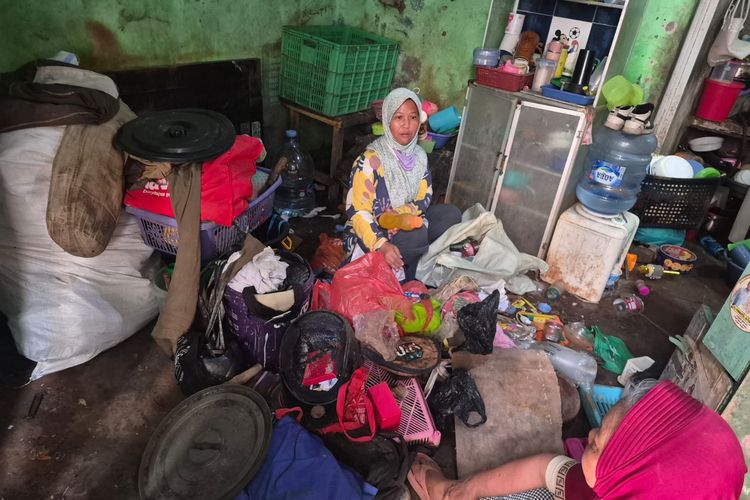 Sampah Menumpuk 1,5 Tahun di Rumah Pasutri di Depok Diangkut, Lantai Akhirnya Terlihat