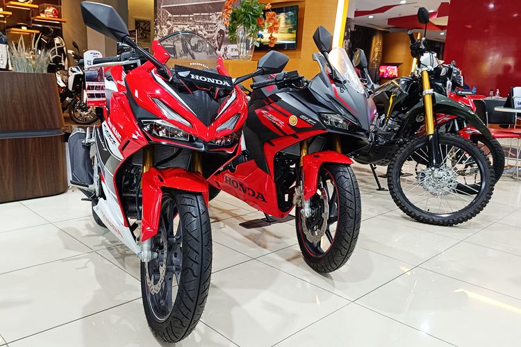 Ilustrasi jajaran motor Honda di diler Honda