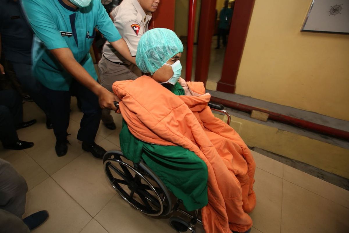 Seorang pasien berselimut oranye dan bermasker terlihat dilarikan ke IGD RS Polri, Kamis (10/5/2018). Belum diketahui pasien itu terlibat kerusuhan di Rutan cabang Salemba mako Brimob atau tidak. 