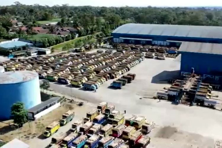 Tangkapan layar video udara yang merekam antrean ratusan truk bermuatan tebu di pabrik gula PT Rejoso Manis Indonesia di Desa Rejoso, Kecamatan Binangun, Kabupaten Blitar pada hari pertama musim giling 2025, Senin (26/5/2025).