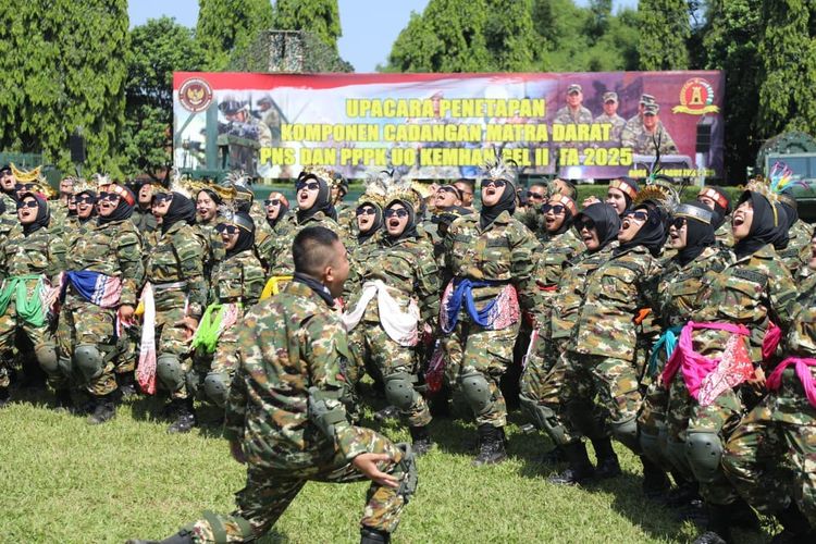 Sebanyak 243 pegawai negeri sipil (PNS) dan pegawai pemerintah dengan perjanjian kerja (PPPK) Kementerian Pertahanan (Kemenhan) resmi ditetapkan sebagai Komponen Cadangan (Komcad) Matra Darat Gelombang II Tahun Anggaran 2025, Rabu (27/8/2025).