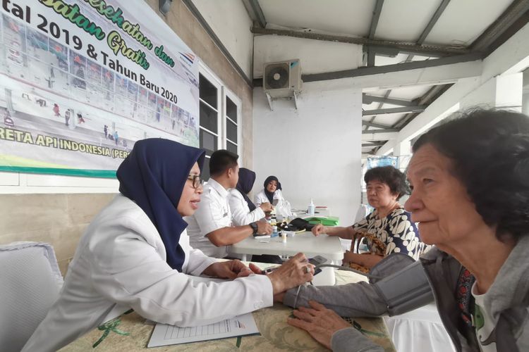 Petugas memeriksa kesehatan penumpang di Stasiun Pasar Senen, Senin (30/12/2019). PT KAI Daop 1 Jakarta membuka layanan kesehatan gratis di dua stasiun yaitu Stasiun Pasar Senen (30/12/2019) dan Stasiun Gambir (31/12/2019).