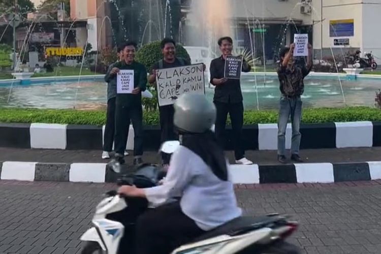 Aksi Mahasiswa di Purwokerto Bentangkan Poster 