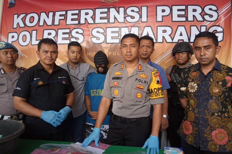 Kapolres Semarang AKBP Adi Sumirat menunjukkan barang bukti dan tersangka penganiayaan balita.